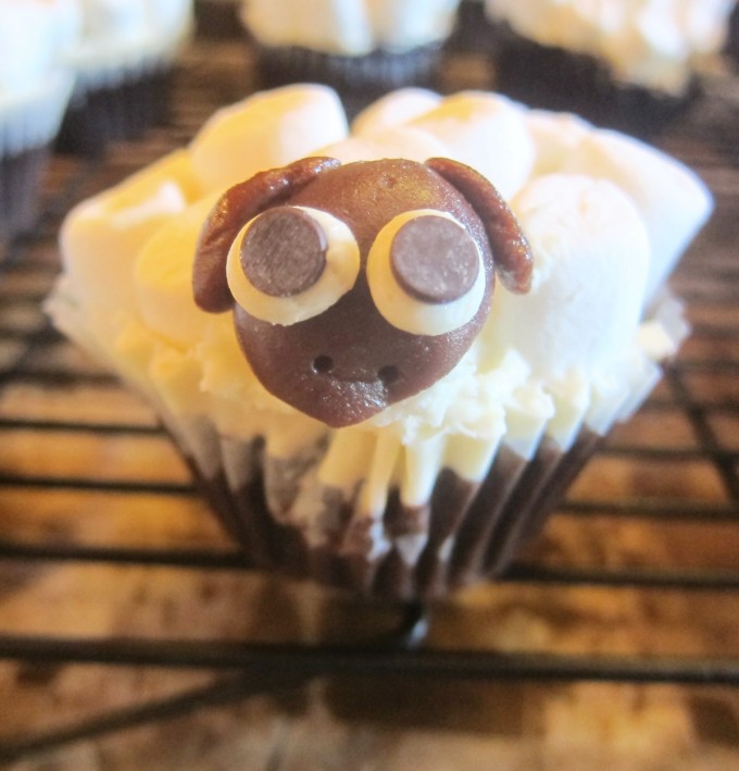 Sheep-Party-Cup-Cakes_the-one_1200